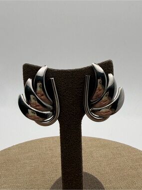 Alice Silver Sculpted Leaf Clip-On Earrings